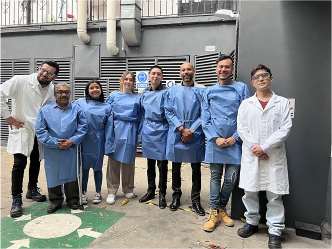 Persona enseñando textil