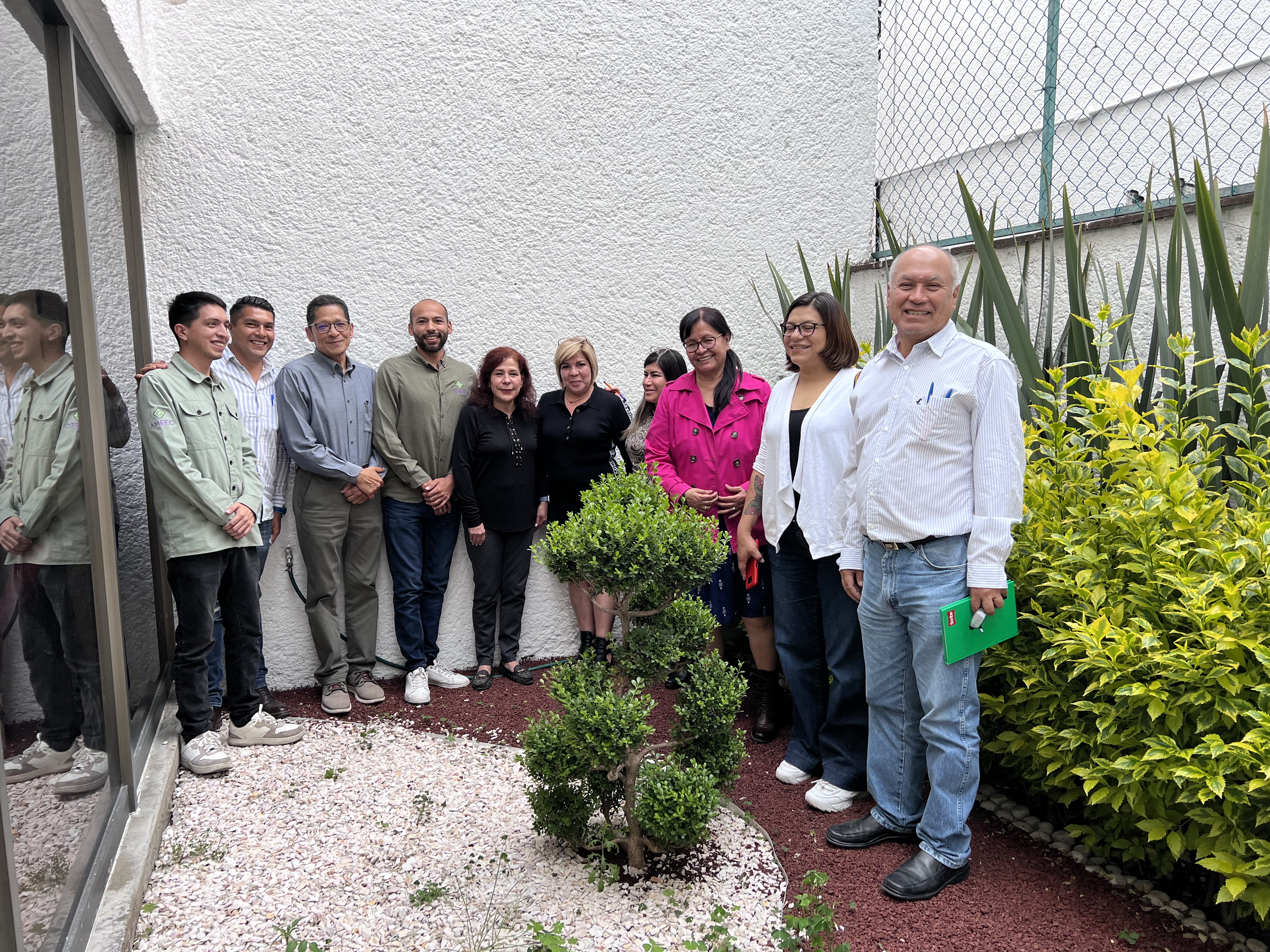 Persona enseñando textil