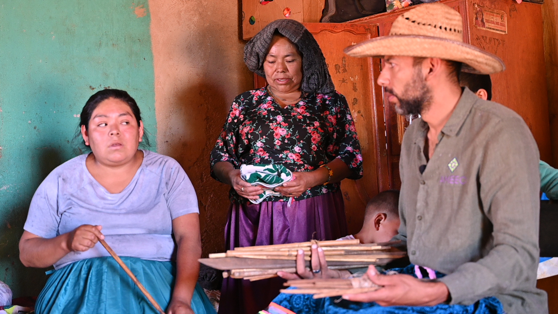 Mujeres con vestimenta tradicional