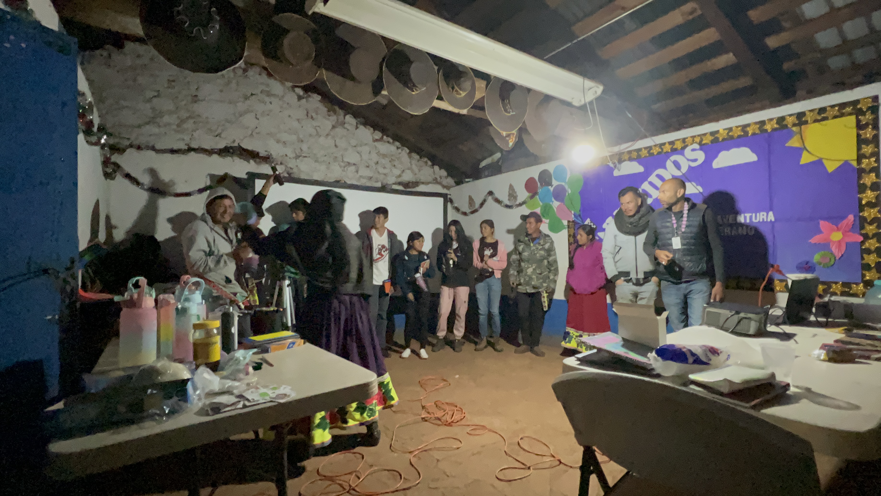 Persona enseñando textil